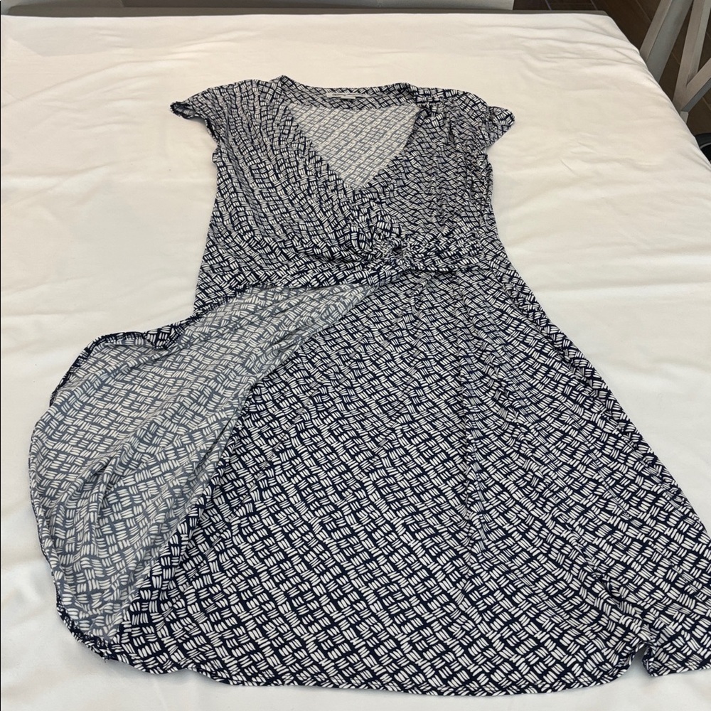 Tommy Bahama Women’s Navy & White Twist-Front Wrap Midi Dress. Size Medium - Picture 6 of 8